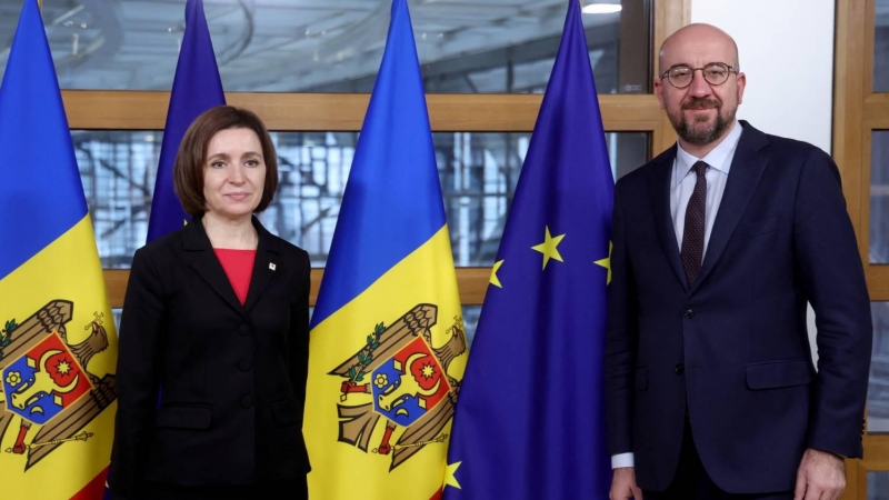 La presidenta de Moldavia, Maia Sandu, posa junto al presidente del Consejo Europeo, Charles Michel, en una cumbre en Bruselas el pasado 15 de diciembre de 2021.