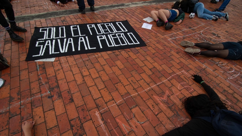 21/08/2020-Performace de manifestantes durante una protesta contra las masacres en agosto de 2020 (IMAGEN DE ARCHIVO)