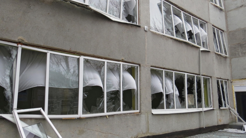 Una vista muestra un edificio escolar, que los lugareños dijeron que fue dañado por los recientes bombardeos, en Mariupol, Ucrania, el 26 de febrero de 2022.