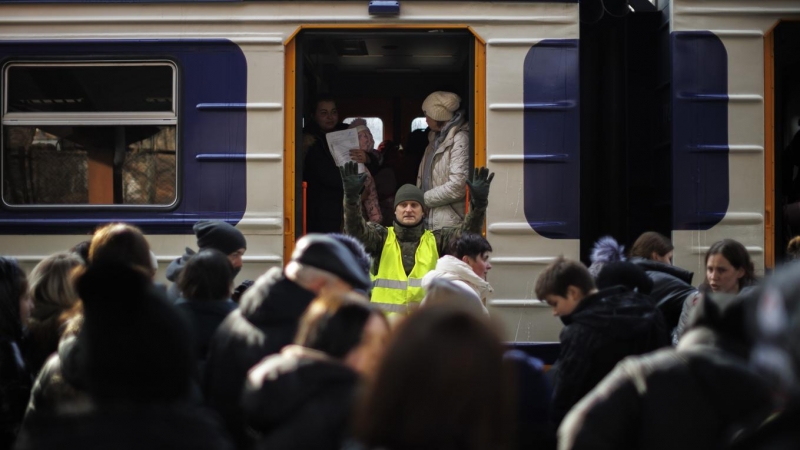 01/03/2022.- Ciudadanos procedentes de Ucrania se reencuentran con sus familiares a su llegada, este martes, a la estación de tren de Przemsyl, en Polonia.