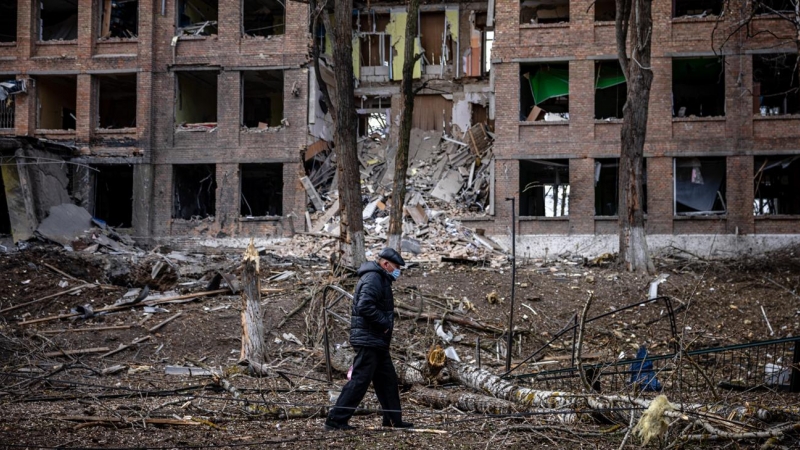 Un aciano camina delante de una bloque de viviendas destruido en un bombardeo ruso Vasylkiv, cerca de Kiev, Ucrania, el 27 de febrero.