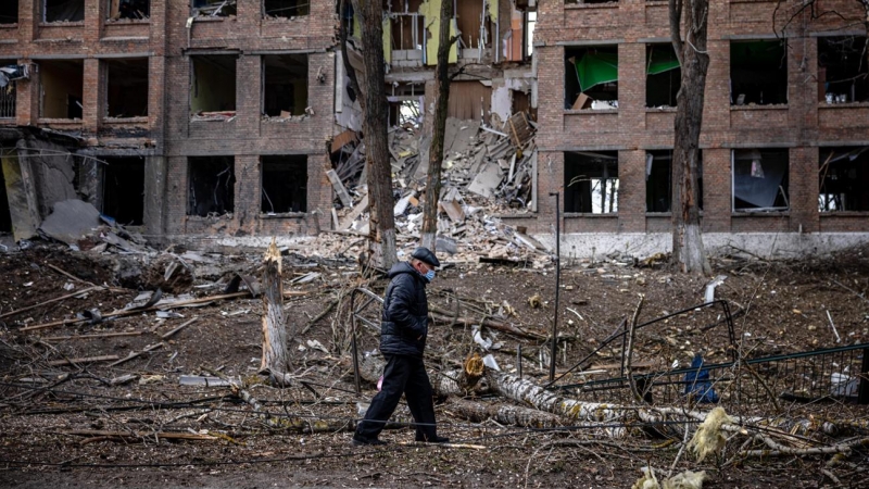 Un aciano camina delante de una bloque de viviendas destruido en un bombardeo ruso Vasylkiv, cerca de Kiev, Ucrania, el 27 de febrero.