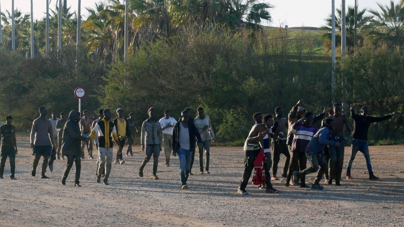 Decenas de migrantes tras saltar la valla fronteriza y conseguir llegar a la ciudad de Melilla