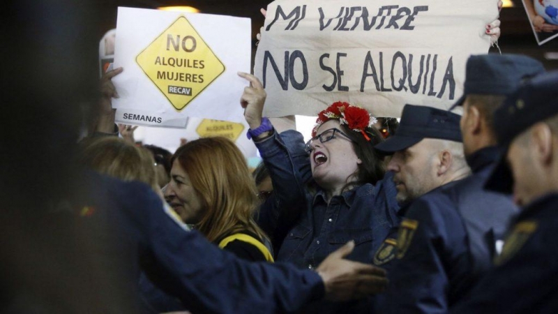 Protesta contra los vientres de alquiler en Madrid.
