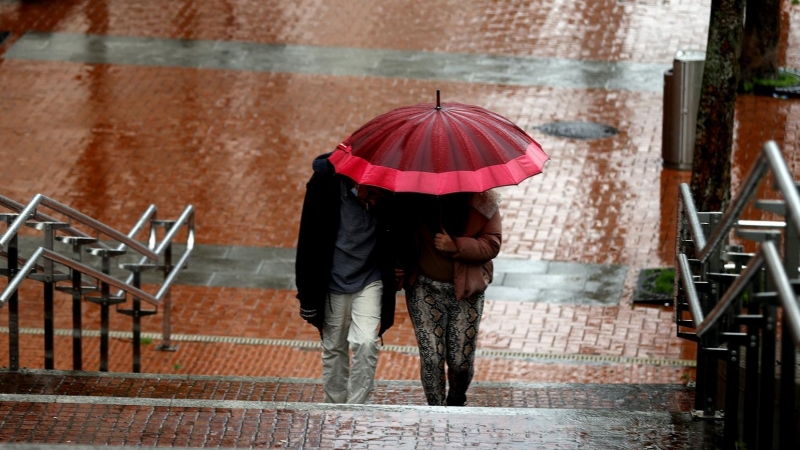 4/3/22-Dos personas se protegen del agua con un paraguas este jueves en Bilbao (03/03/2022).