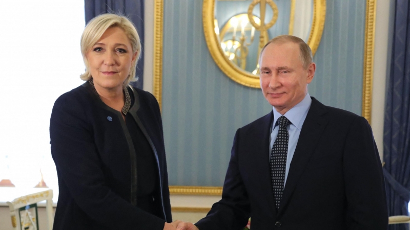 El presidente ruso, Vladimir Putin, se reúne con la candidata presidencial francesa del partido de extrema derecha Frente Nacional (FN), Marine Le Pen, en el Kremlin de Moscú el 24 de marzo de 2017.