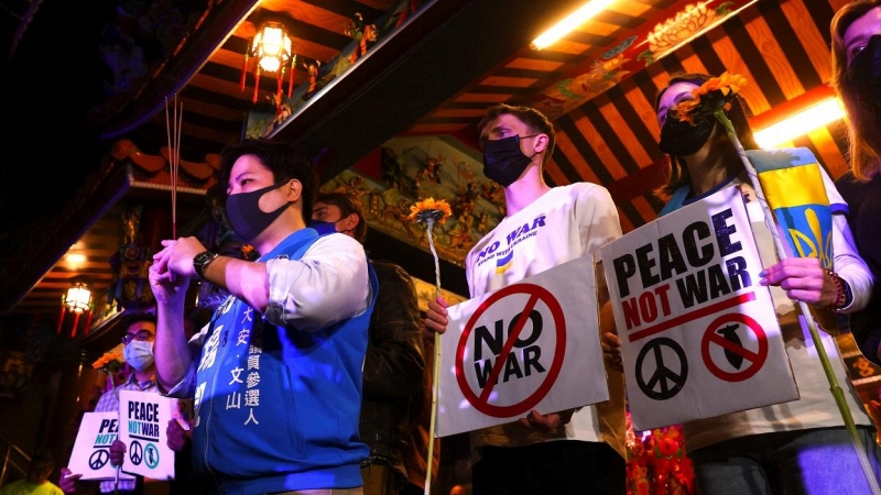 Ucranianos y taiwaneses en un vigilia para pedir por el fin de la guerra en Ucrania, en un templo en Taipei. REUTERS/Ann Wang