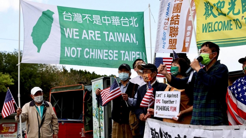Concentración de independentistas taiwaneses en el aeropuerto para dar la bienvenida a la delegación de altos funcionarios estadounidenses enviados por Washington, en Taipei. REUTERS/Ann Wang