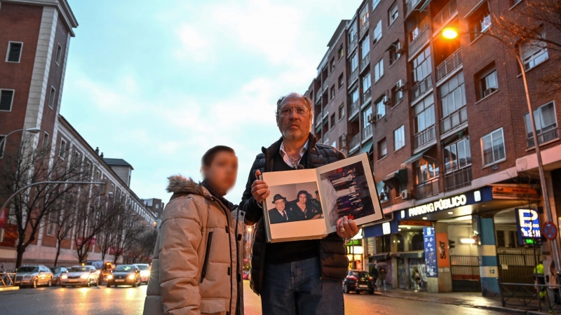 Adolfo Salazar y su hijo pequeño, José, sosteniendo una foto de sus difuntos padres.