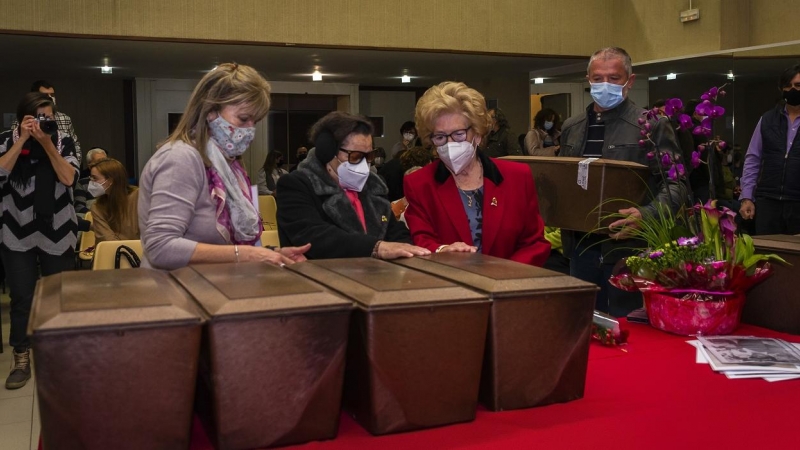 Ceremonia de la entrega de los cuerpos identificados tras la exhumación en el cementario de Paterna (Valencia) de la fosa común 120 de represaliados por el franquismo.