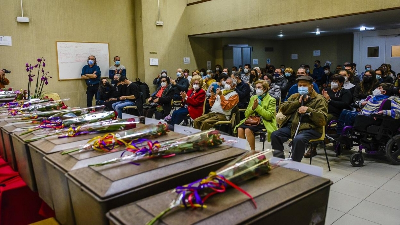 Ceremonia de la entrega de los cuerpos identificados tras la exhumación en el cementario de Paterna (Valencia) de la fosa común 120 de represaliados por el franquismo.