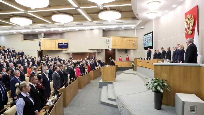 Los diputados rusos asisten a la sesión de la Duma donde se han endurecido las sanciones por difundir información falsa sobre las Fuerzas Armadas este 4 de marzo de 2022.