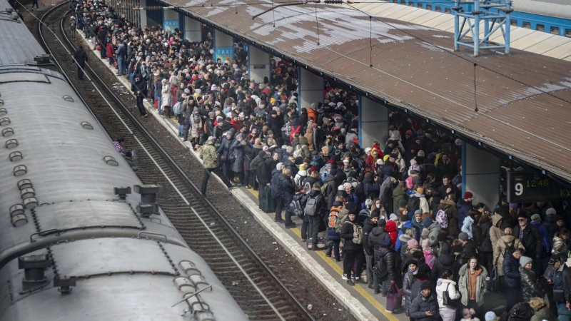 Cientos de personas en la estación principal de tren  de Kiev, Ucrania, este viernes.