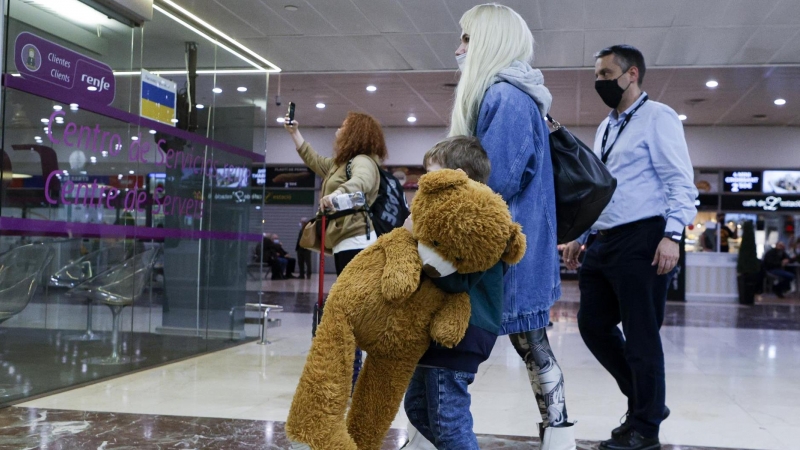 Ciudadanos procedentes de Ucrania llegan a la estación de Barcelona Sants al haberse establecido un hub o centro de conexión para la gestión de los movimientos de refugiados ucranianos