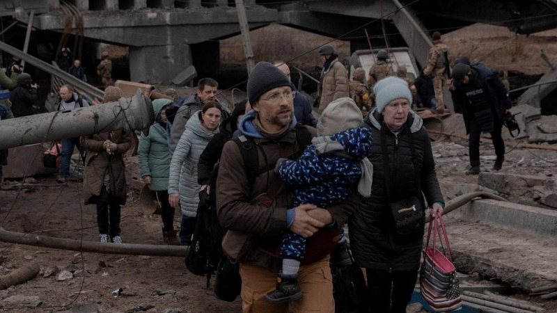 La población de Ucrania evacúa Kiev ante la invasión Rusia.