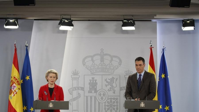 Pedro Sánchez y Úrsula von der Leyen, durante la declaración institucional, este sábado en el Palacio de la Moncloa.