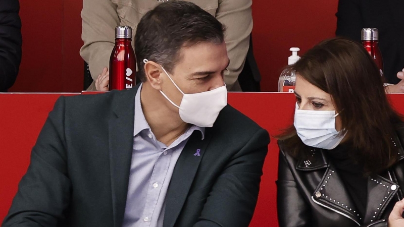 El presidente del Gobierno y secretario general de los socialistas, Pedro Sánchez, y la vicesecretaria general del partido, Adriana Lastra, durante el Comité Federal del PSOE este domingo.