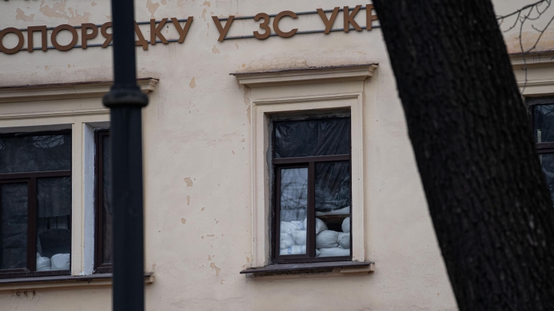 La ventana de un edificio militar en Lviv protegida con sacos de tierra para usarse como trinchera, a 2 de marzo de 2022, en Lviv