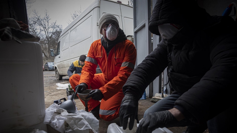 Dos voluntarios ucranianos preparan cócteles molotov en la ciudad de Odessa, Ucrania, el 5 de marzo de 2022.