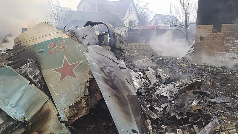Una foto proporcionada por el servicio de prensa del Servicio Estatal de Emergencia de Ucrania muestra los restos de un avión ruso derribado en Chernigiv.