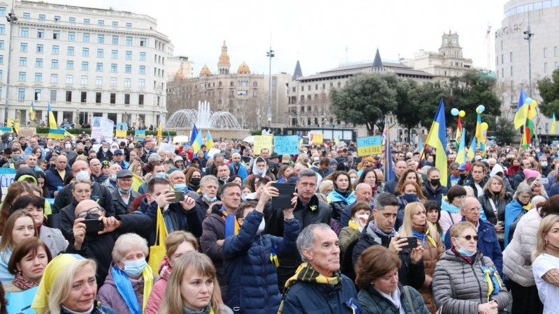 06/03/2022 - Centenars de persones, moltes ucraïneses, s'han aplegat aquest diumenge a la plaça de Catalunya de Barcelona contra la guerra.
