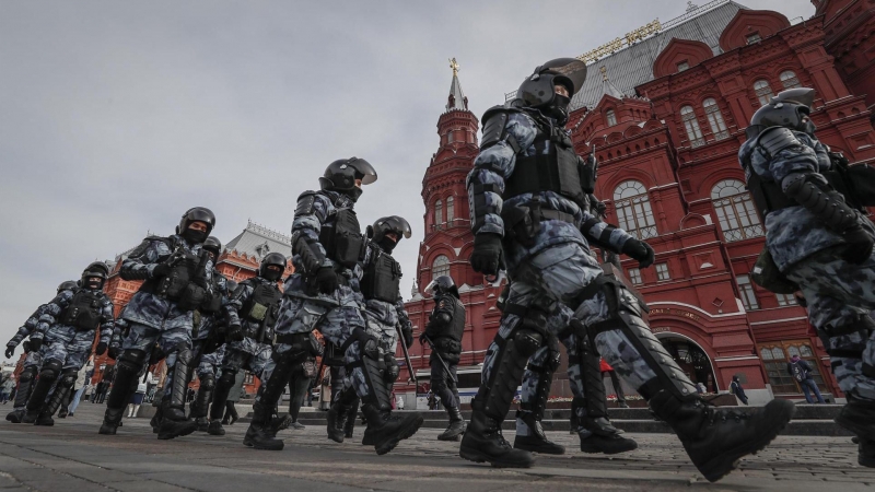 Policías rusos se despliegan antes de una manifestación no autorizada contra la operación especial rusa en Ucrania, en el centro de Moscú, Rusia, el 6 de marzo de 2022.