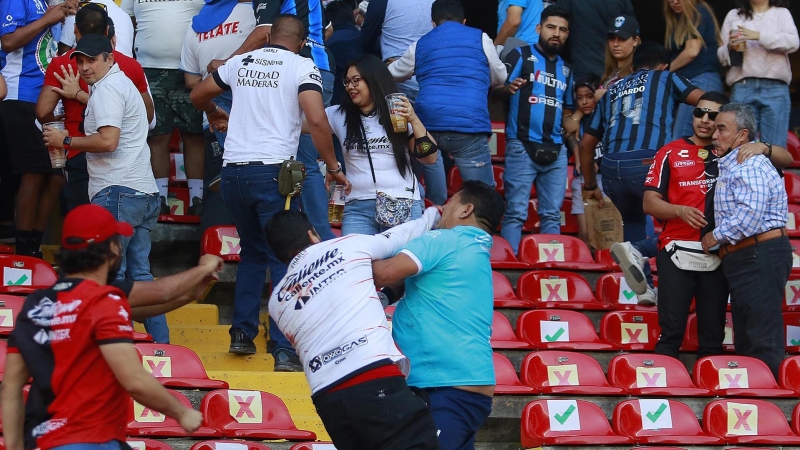 Aficionados de Querétaro y Atlas se enfrentan en el minuto 62 del partido.