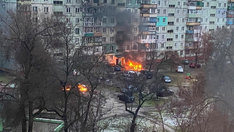 Se ve fuego en Mariupol en una zona residencial después de los bombardeos en medio de la invasión de Rusia.