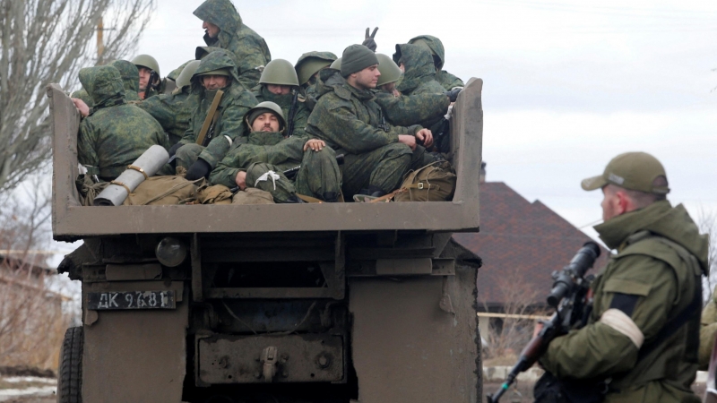 Miembros del servicio de tropas pro-rusas en uniformes sin insignias viajan en la parte trasera de un camión en la aldea de Bugas, controlada por los separatistas, durante el conflicto Ucrania-Rusia en la región de Donetsk, Ucrania, 6 de marzo de 2022