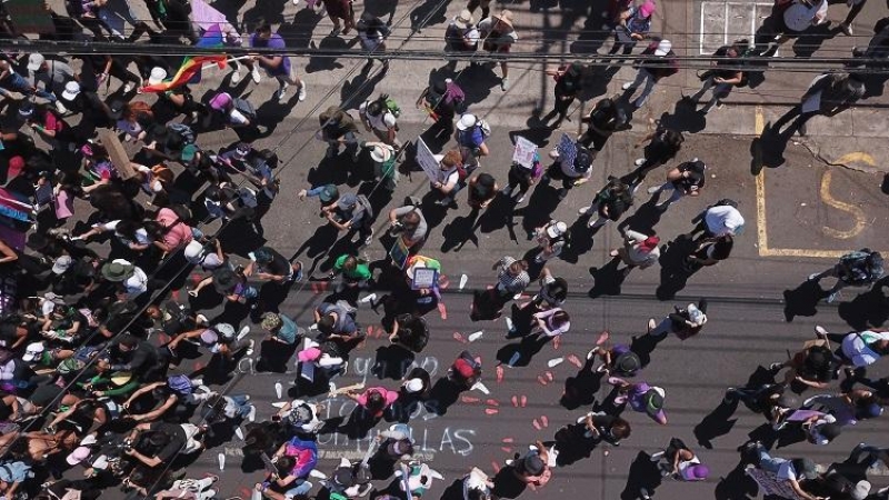 7/3/22-Mujeres participan en una marcha con motivo del Día Internacional de la Mujer hoy, en San Salvador (6 de marzo de 2022).