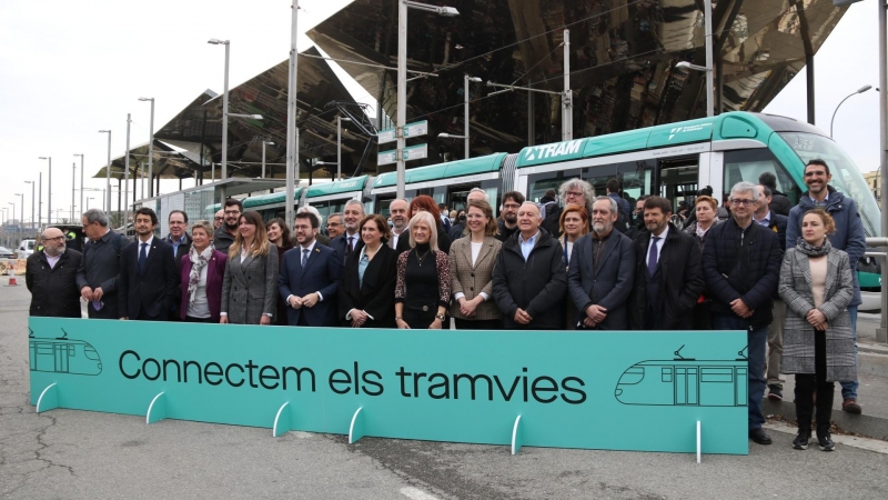 07/03/2022 - Representants de diverses institucions, amb el president Pere Aragonès i l'alcaldessa Ada Colau al centre, en l'inici de les obres per connectar el tramvia a Barcelona.