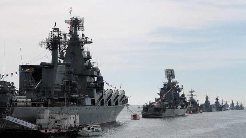 FOTO DE ARCHIVO: Buques de la Armada rusa anclados en una bahía del puerto de Sebastopol, en el Mar Negro, en Crimea, el 8 de mayo de 2014. REUTERS/Stringer/Foto de archivo