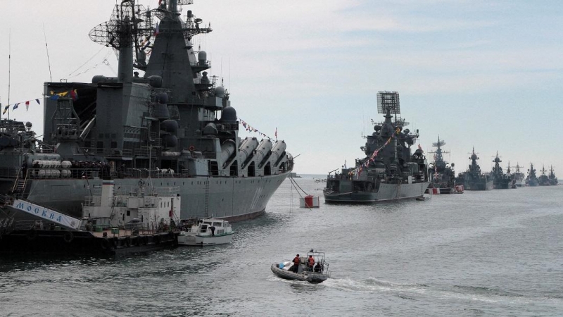 FOTO DE ARCHIVO: Buques de la Armada rusa anclados en una bahía del puerto de Sebastopol, en el Mar Negro, en Crimea, el 8 de mayo de 2014. REUTERS/Stringer/Foto de archivo