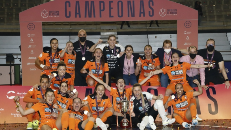 7/3/22 Las jugadoras del Pescador Rubén, celebrando su victoria en la Supercopa de España el pasado 28 de febrero