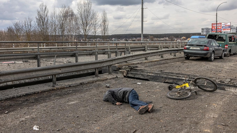 El cuerpo de un hombre muerto yace en el puente destruido junto a los autos abandonados dejados por personas que huyen de la ciudad de primera línea de Irpin, región de Kiev (Kiev), Ucrania, 07 de marzo de 2022.
