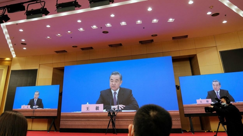 El ministro de Exteriores, Wang Yi, durante su comparecencia ante los medios aprovechando la  reunión de la Asamblea Nacional Popular (ANP, el Legislativo chino), en Pekín. REUTERS/Ryan Woo