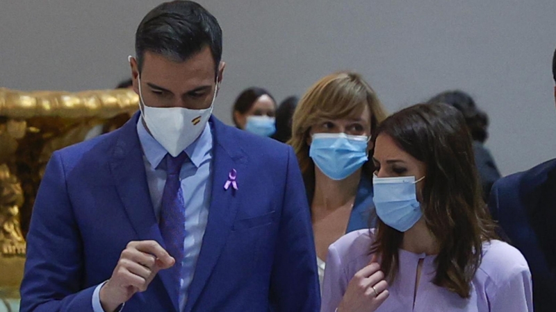 El presidente del Gobierno, Pedro Sánchez (i), junto a la ministra de Igualdad, Irene Montero (d), en el acto conmemorativo del Día Internacional de las Mujeres organizado por el Ministerio de Igualdad y el Instituto de las Mujeres en Madrid.