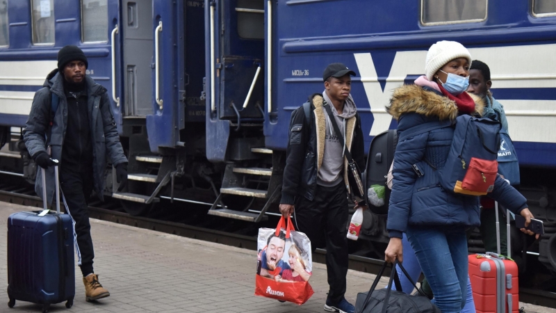 Los pasajeros, incluidos los evacuados de las ciudades de Sumy y Kyiv, caminan por el andén de una estación de tren a su llegada a Lviv, Ucrania, el 25 de febrero de 2022. REUTERS/Pavlo Palamarchuk