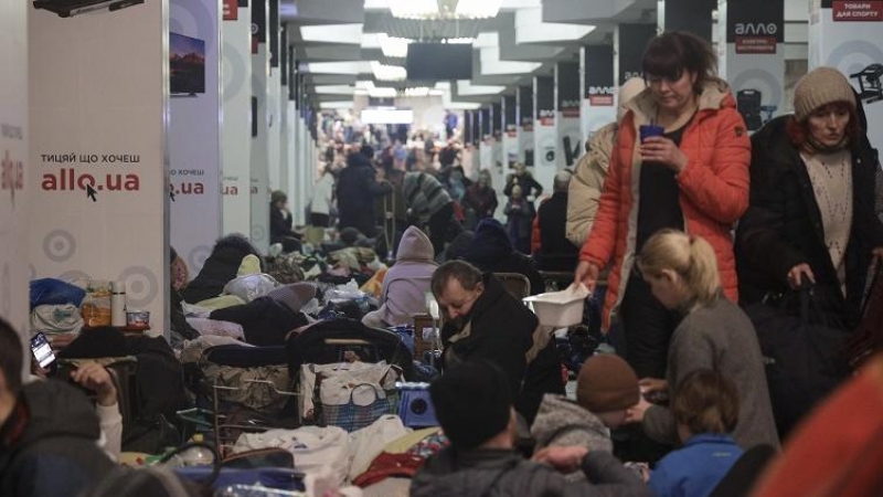 Los ucranianos se refugian en una estación de metro durante el bombardeo en la ciudad de Kharkiv