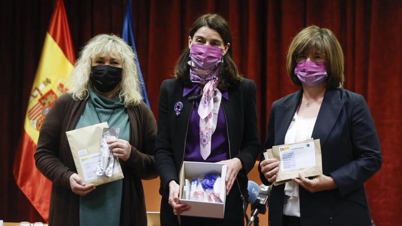 La ministra de Justicia, Pilar Llop (c), posa junto a Cristina Albarrán (i), jefa del servicio de Biología del Instituto Nacional de Toxicología y Ciencias Forenses, y Begoña Bravo, jefa del servicio de Química del Instituto Nacional de Toxicología y Cien