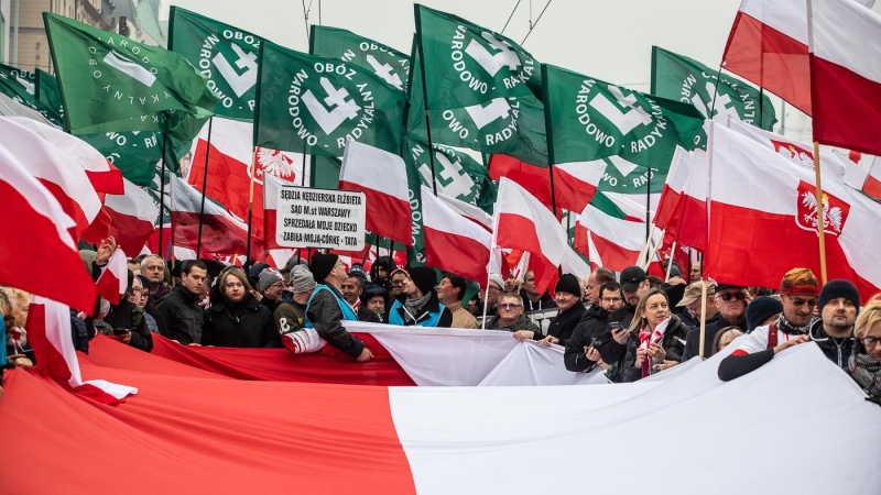 11/11/2018 - Banderes del partit neofeixista ONR a la capçalera de la marxa de la Independència de Polònia del 2018.