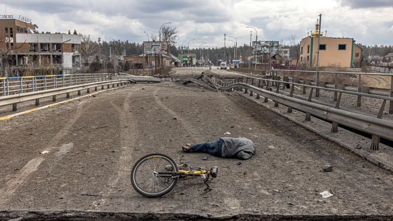 El cuerpo de un ucraniano yace sin vida en un puente de la ciudad de Irpín, en Kiev, este lunes. Irpín, una ciudad localizada cerca de Kiev, ha vivido duros enfrentamientos, casi una semana después del ataque, entre militares ucranianos y rusos forzando a