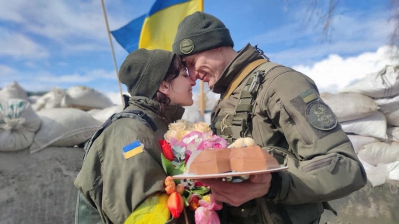 Oleksandr y Olena, miembros del Ejército ucraniano, se han casado en un checkpoint sin determinar en plena guerra contra Rusia este 8 de marzo de 2022.