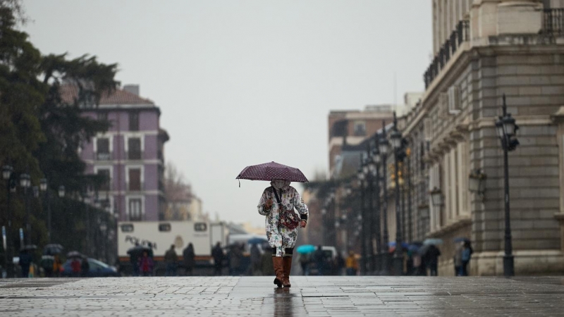 (03/03/2022) Una mujer con un paraguas en Madrid.