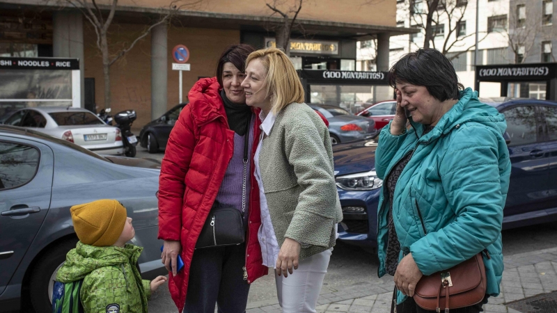 Svetlana (derecha) y su hija Julia (izquierda) son recogidas por su prima Viktoria tras llegar en autobús desde Polonia, a donde huyeron de los combates en Irpin, junto a Kiev, Ucrania, este martes.