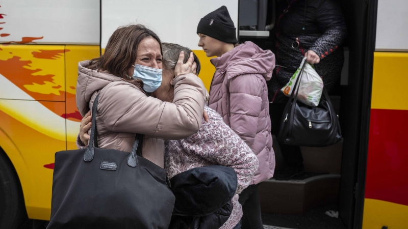 Olena, ucraniana residente en Madrid desde hace dos décadas, llora mientras abraza su madre, de 71 años, al llegar a Madrid desde la frontera polaca huyendo de la guerra en Ucrania.