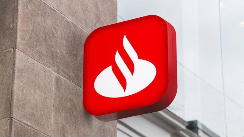 El logo de Banco Santander en una de sus oficinas.