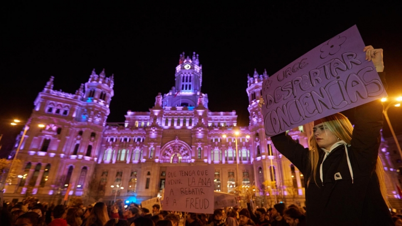 Una marea morada, formada por miles de personas, en su mayoría mujeres, han vuelto a marchar hoy martes, tras el parón de la pandemia, desde Atocha hasta la Plaza de Colón, en Madrid, en una multitudinaria manifestación por el Día Internacional de la Muje