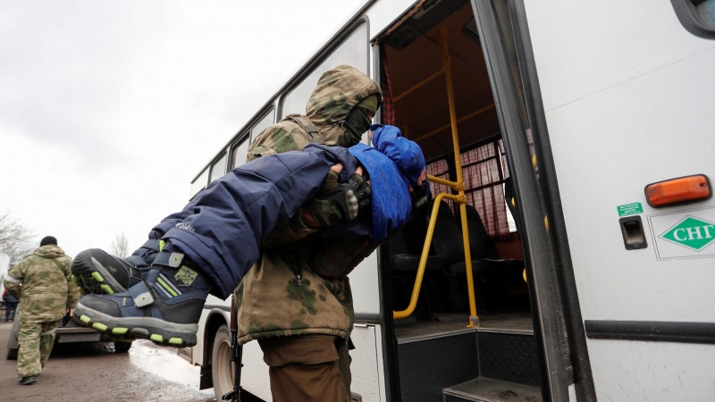 Los evacuados del área de Mariupol son vistos en un campamento en Bezymennoye