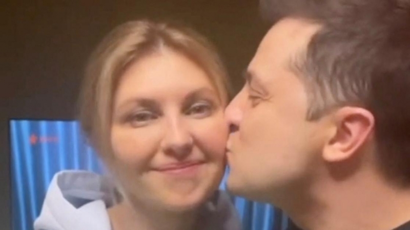 El presidente de Ucrania, Volodymyr Zelenskiy, besa la mejilla de su esposa Olena Zelenska en el Día de San Valentín mientras graban un mensaje en Kiev, Ucrania, el 14 de febrero de 2022, en esta captura de pantalla obtenida de un video de las redes socia